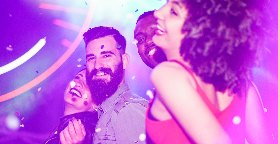 Partymenschen in einem Club | Credits: iStock.com/DisobeyArt