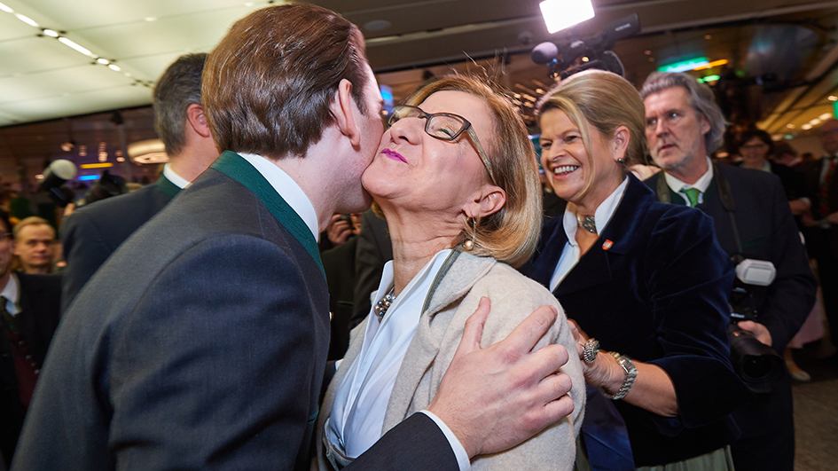 Sebastian Kurz gibt Mikl-Leitner ein Bussi auf die Wange.