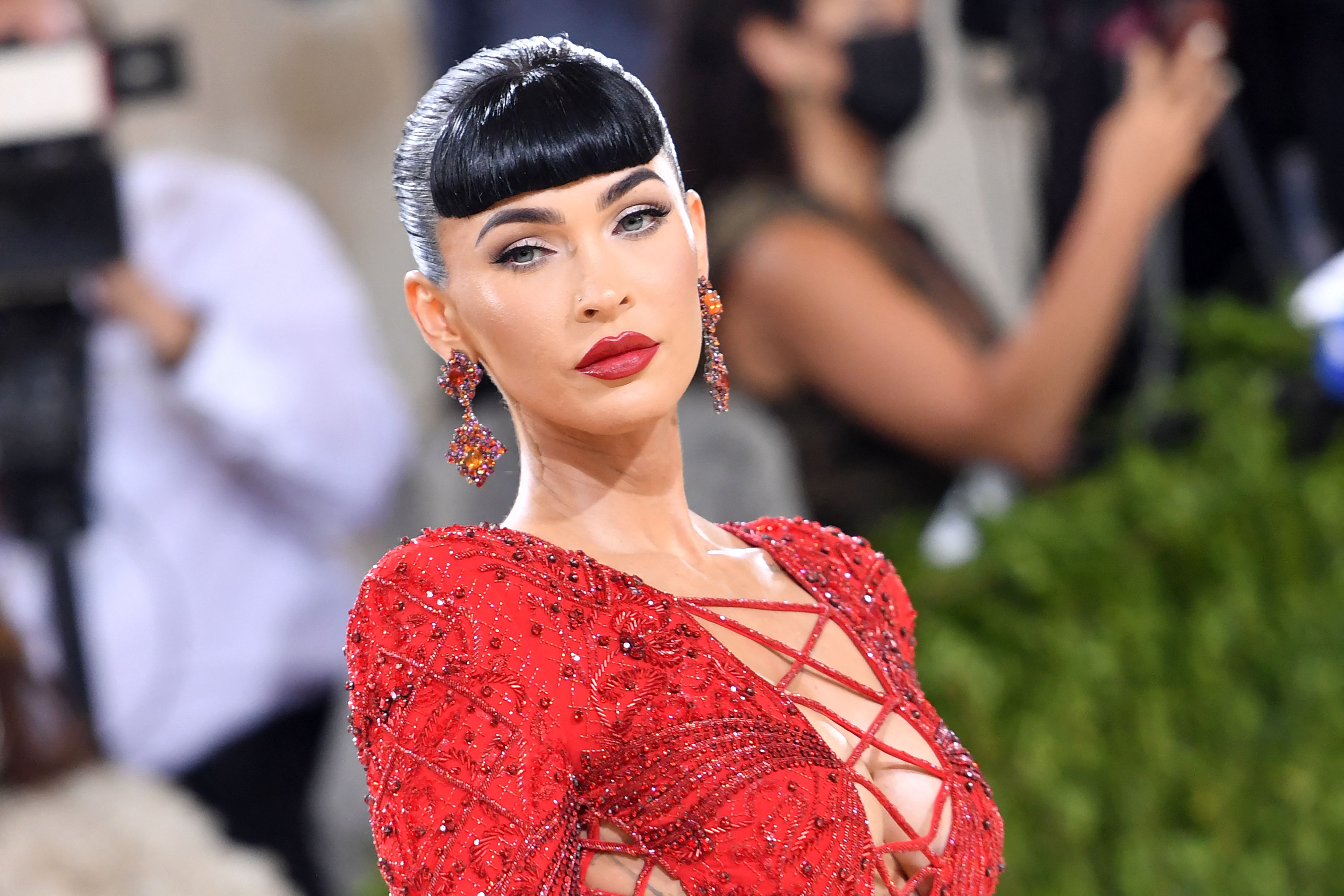 Schauspielerin Megan Fox in einem roten Kleid