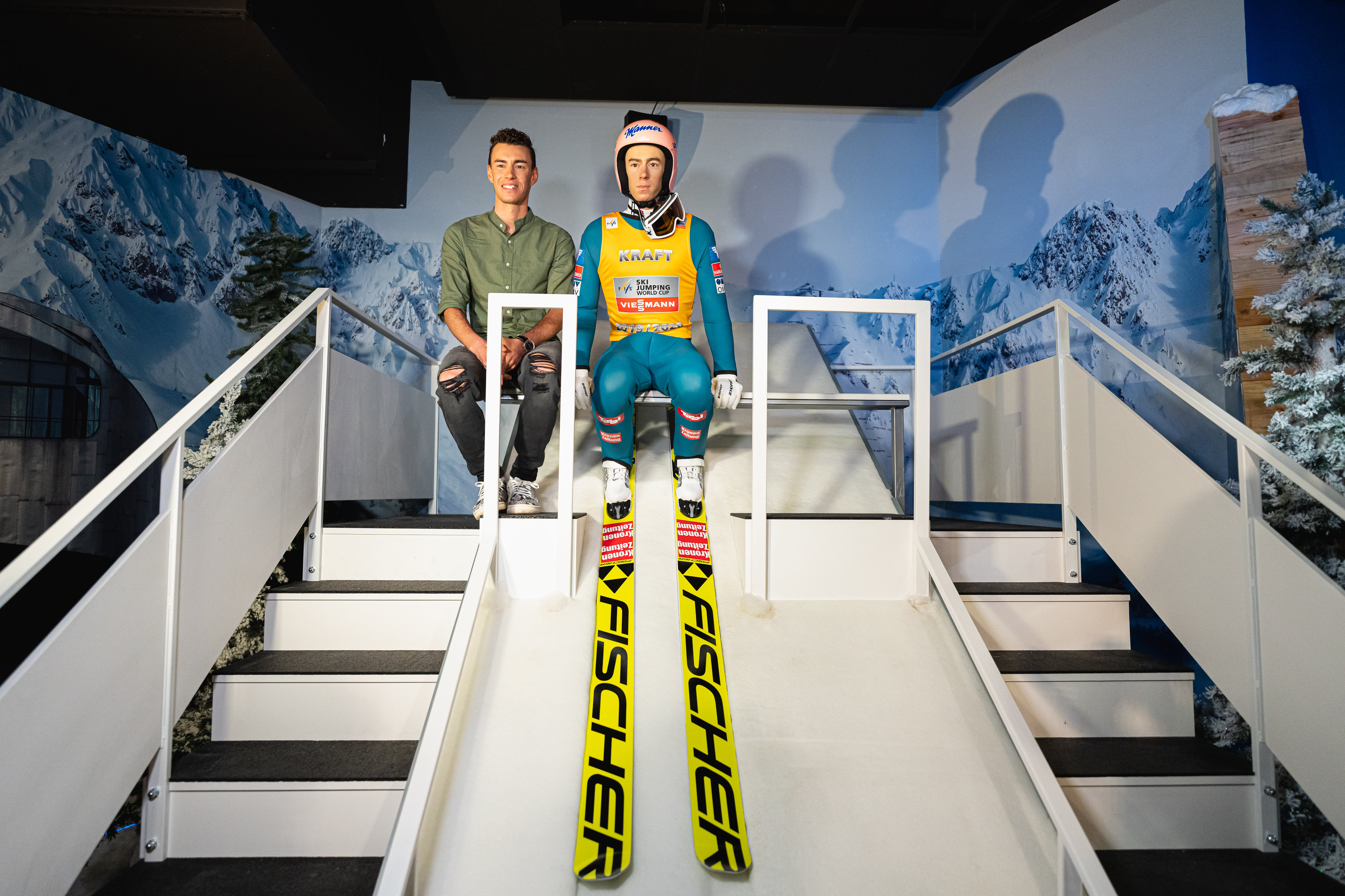 Stefan Kraft neben seiner Wachsfigur