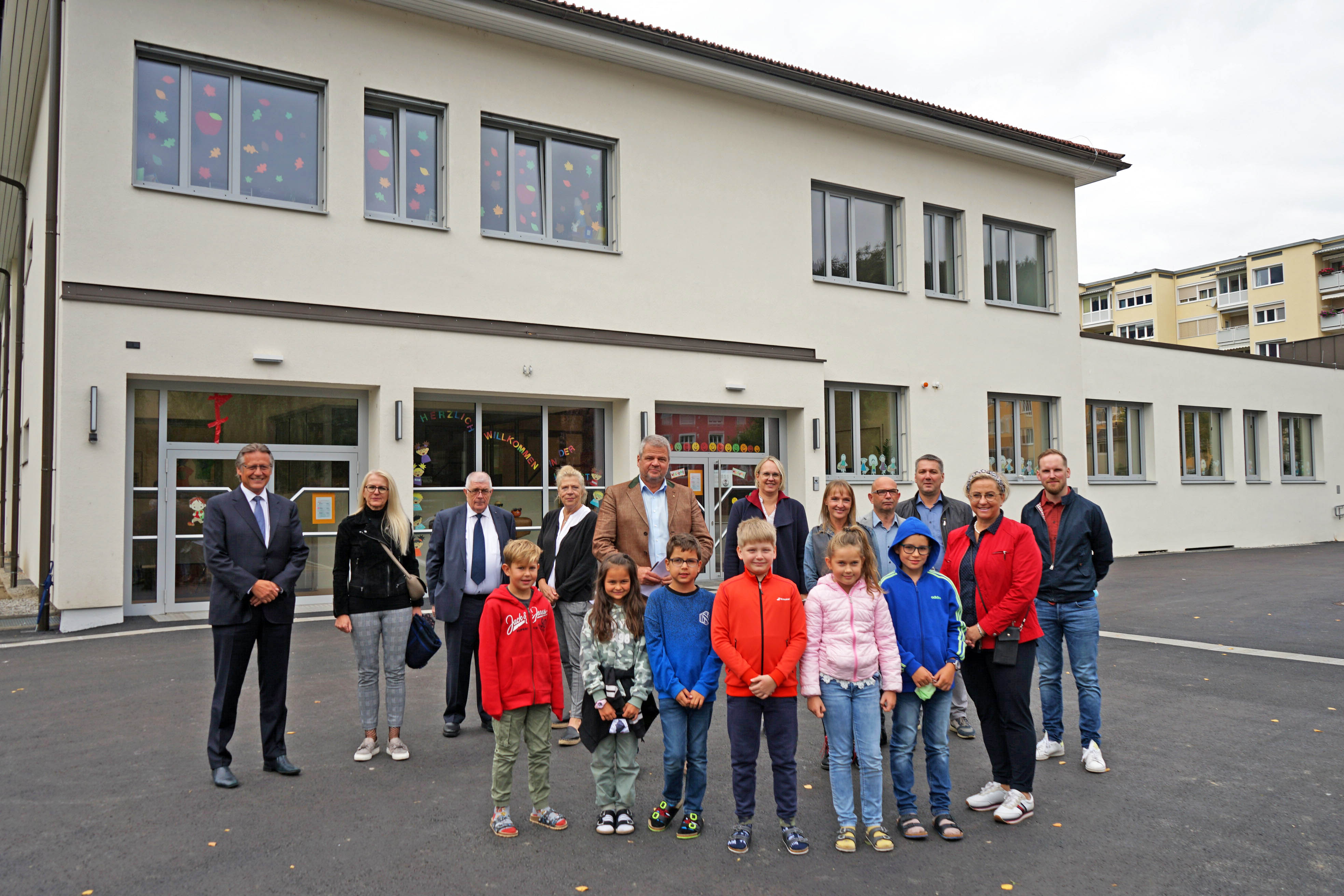 Bildungszentrum mit politischer Delegation und Kindern