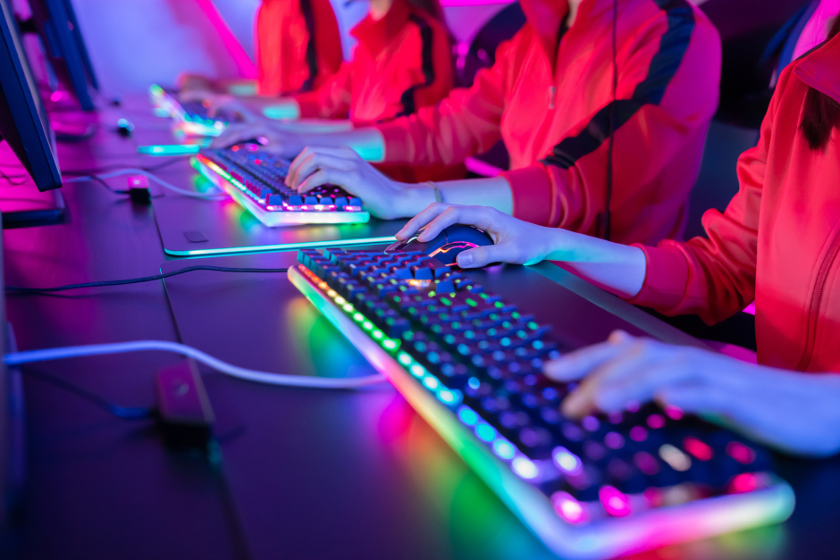 Jugendliche sitzen nebeneinander vor ihren Computern | Credit: iStock.com/RyanKing999