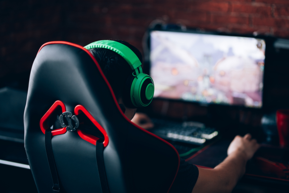 Junge mit Kopfhörern spielt ein Computerspiel | Credit: iStock.com/Nestea06
