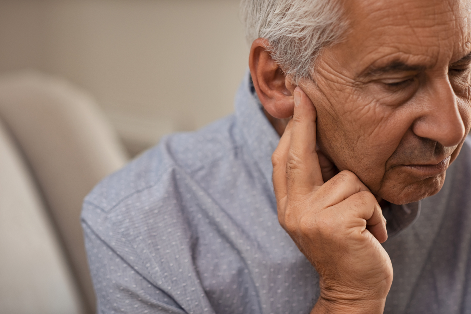 Mann überprüft sein Gehör | Credit: iStock.com/Ridofranz