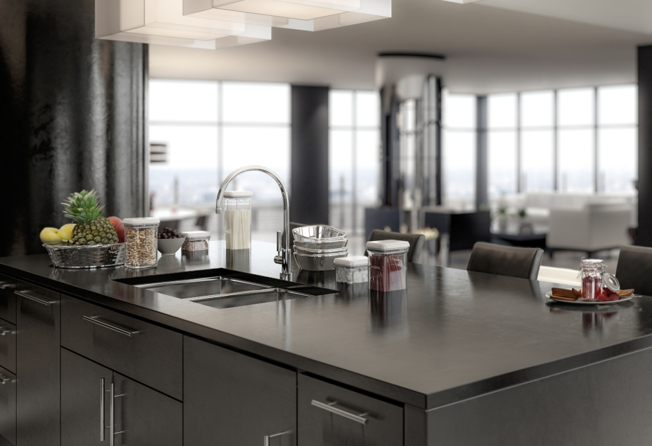 In Schwarz gehaltene Penthouse-Küche | Credit: iStock.com/Marc_Osborne