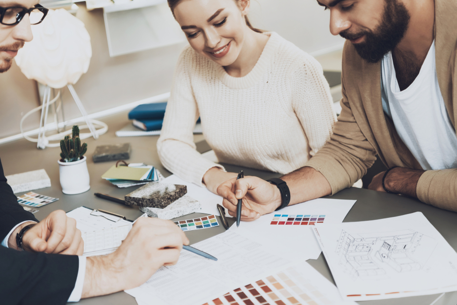 Paar bei der Planung ihrer Wunschküche mit dem Einkaufsberater | Credit: iStock.com/T Turovska