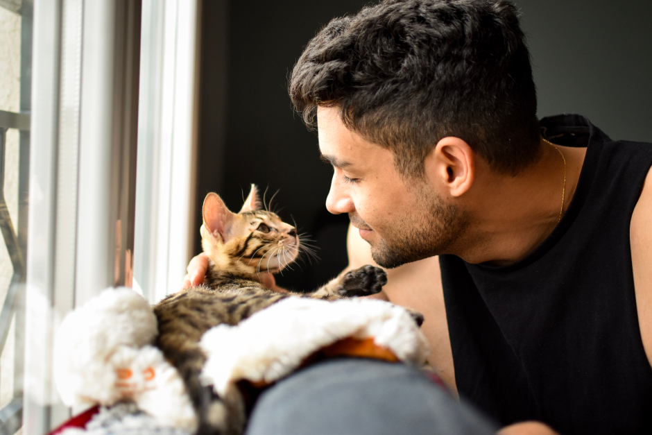 Mann in trauter Zweisamkeit mit seiner Katze | Credit: iStock.com/Raphael Angeli