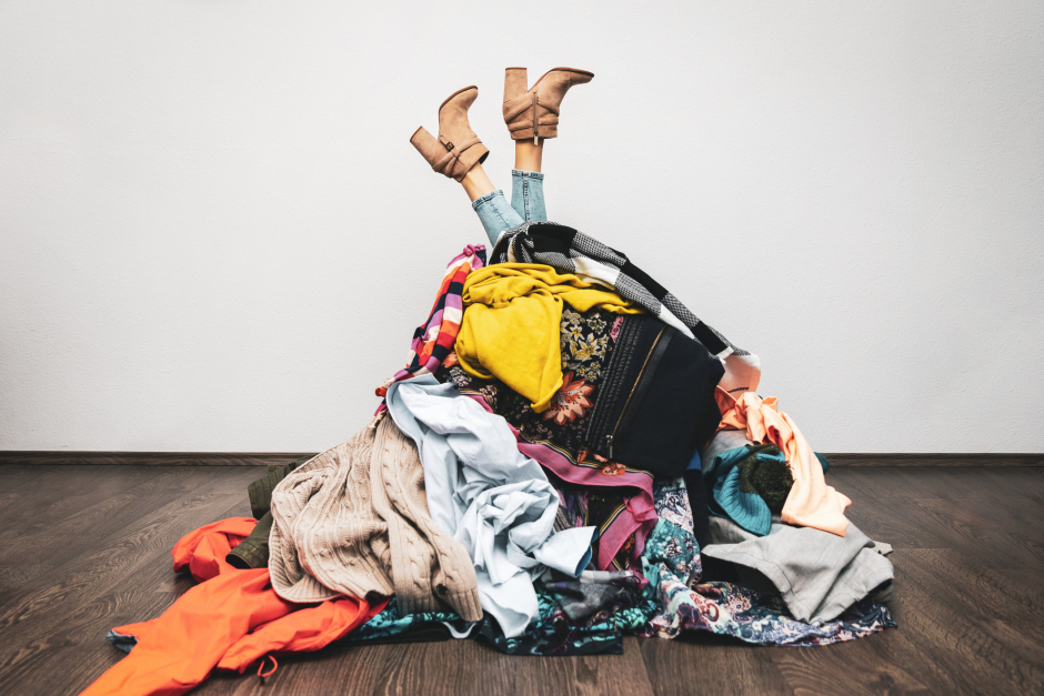 Haufen gebrauchter Kleidungsstücke | Credit: iStock.com/ronstik