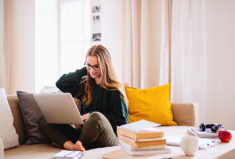 Junge Studentin beim Lernen auf der Couch | Credit: iStock.com/Halfpoint