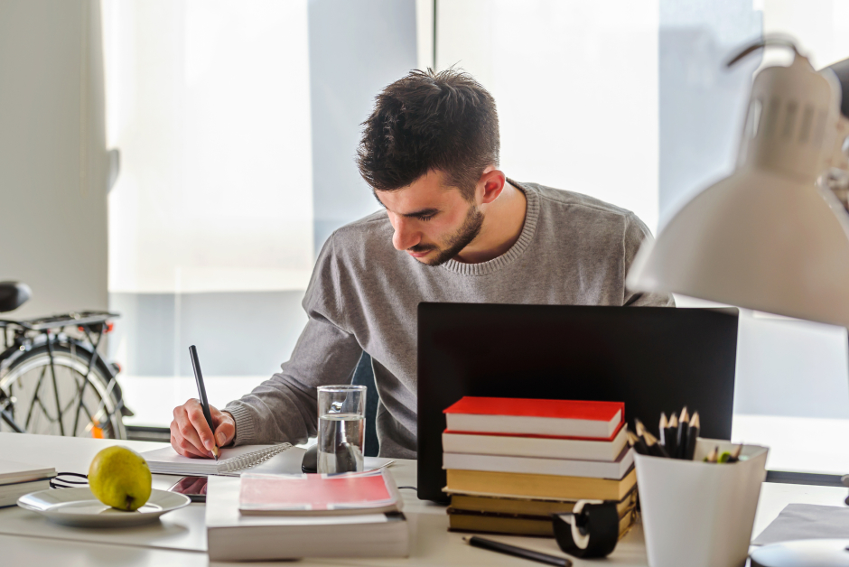 Junger Mann beim Lernen am Schreibtisch | Credit: iStock.com/iStock.com/Lordn