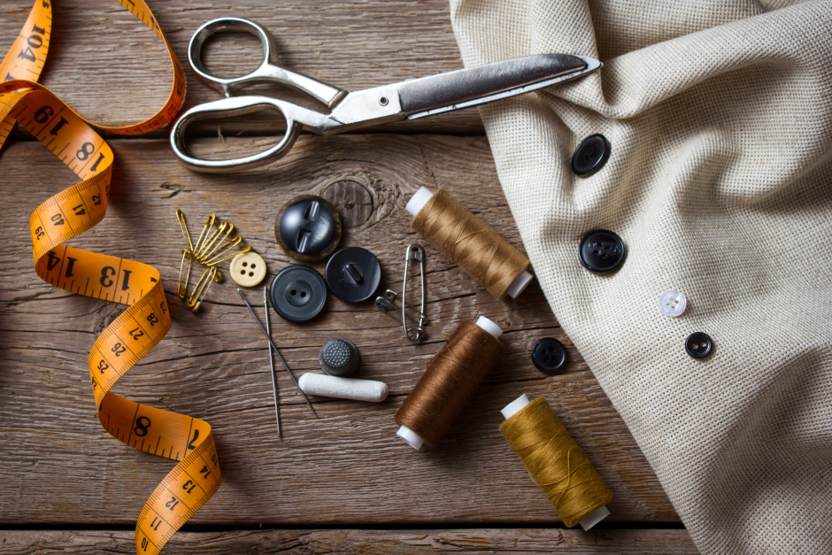Schere, Maßband, Nadel und Garn zum Ausbessern von Kleidungsstücken | Credit: iStock.com/Valengilda