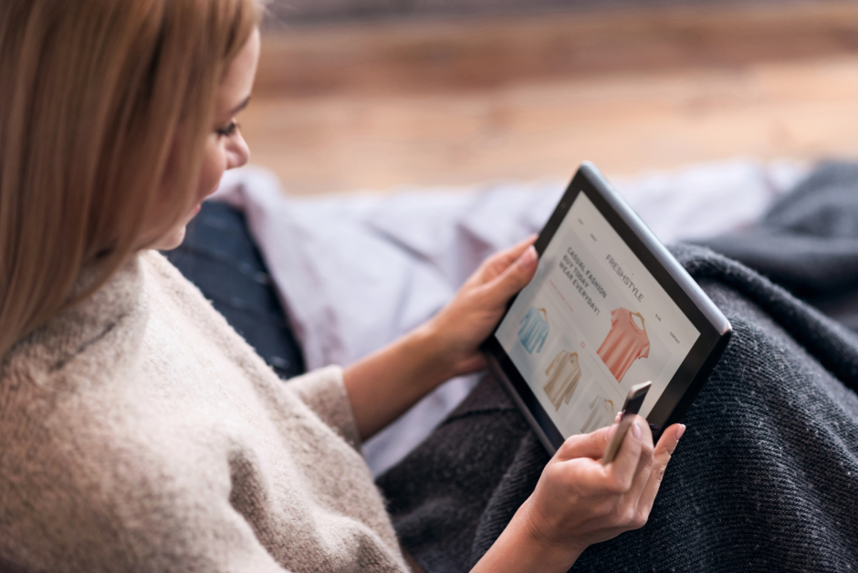 Frau sondiert auf ihrem Tablet Shop-Angebote im Internet | Credit: iStock.com/Zinkevych