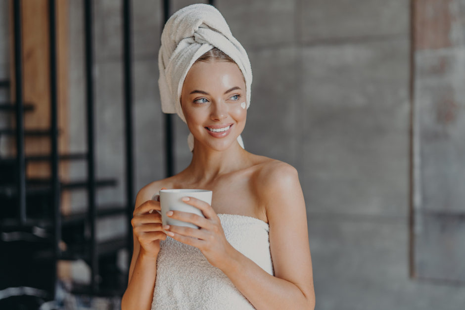 Frau genießt nach einem entspannenden Bad eine Tasse Tee | Credit: iStock.com/Viorel Kurnosov