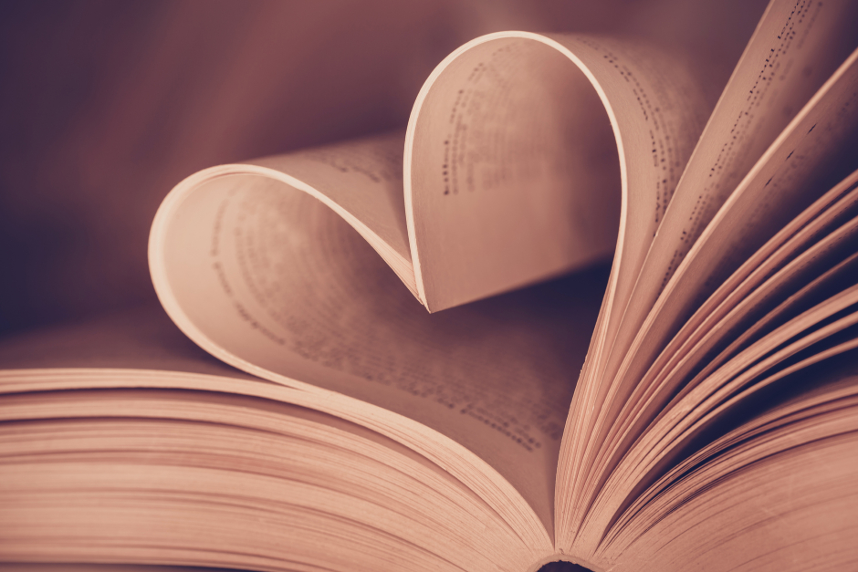 Buch mit aufgeschlagenen Seiten, die zu einem Herzen geformt sind | Credit: iStock.com/Pirotehnik