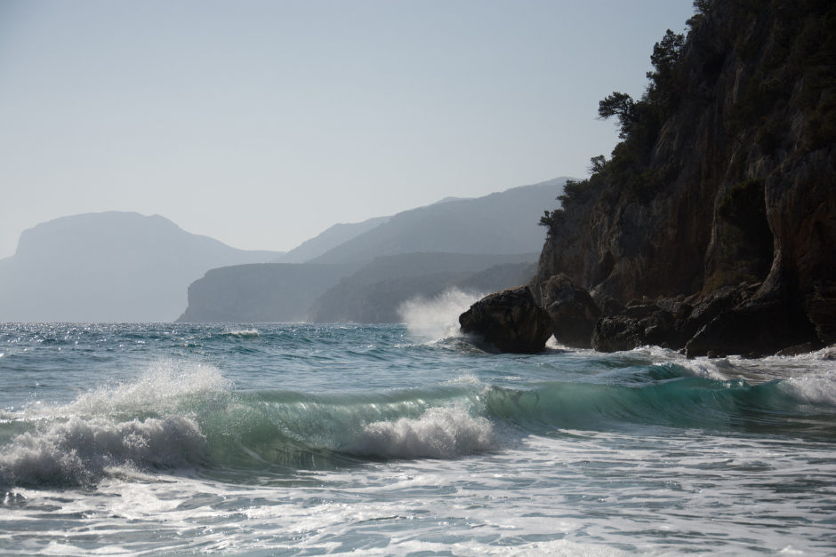 Das brandende Meer peitscht gegen die Felsen an der Küste Sardiniens | Credit: iStock.com/greenphotoKK
