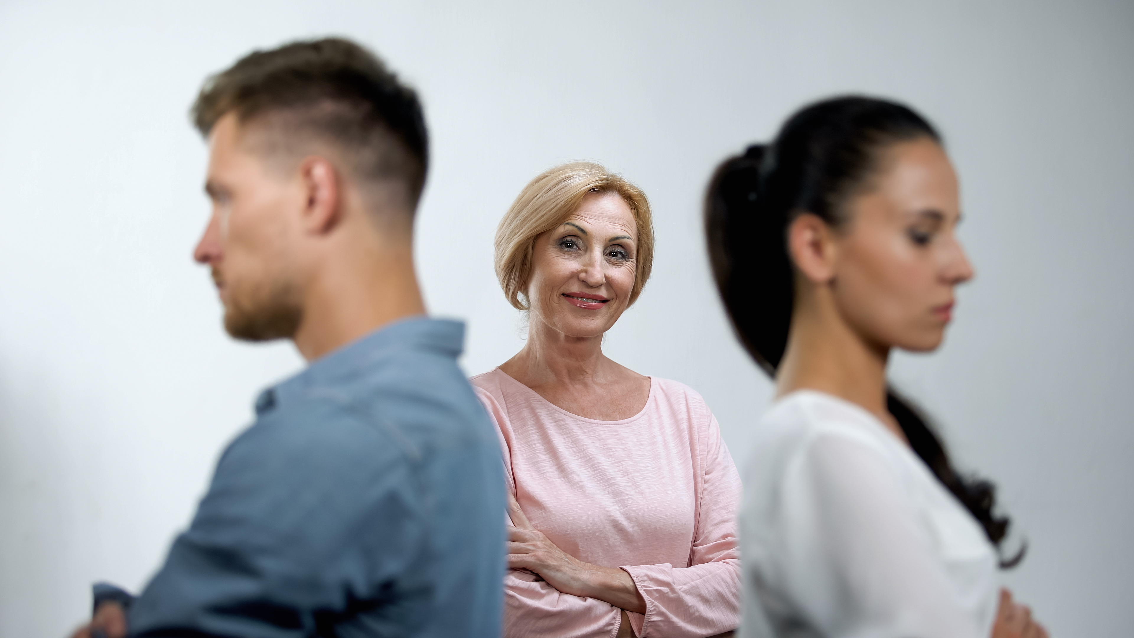 Schwiegermutter lächelt zufrieden während Paar streitet | Credit: iStockphoto.com/Motortion
