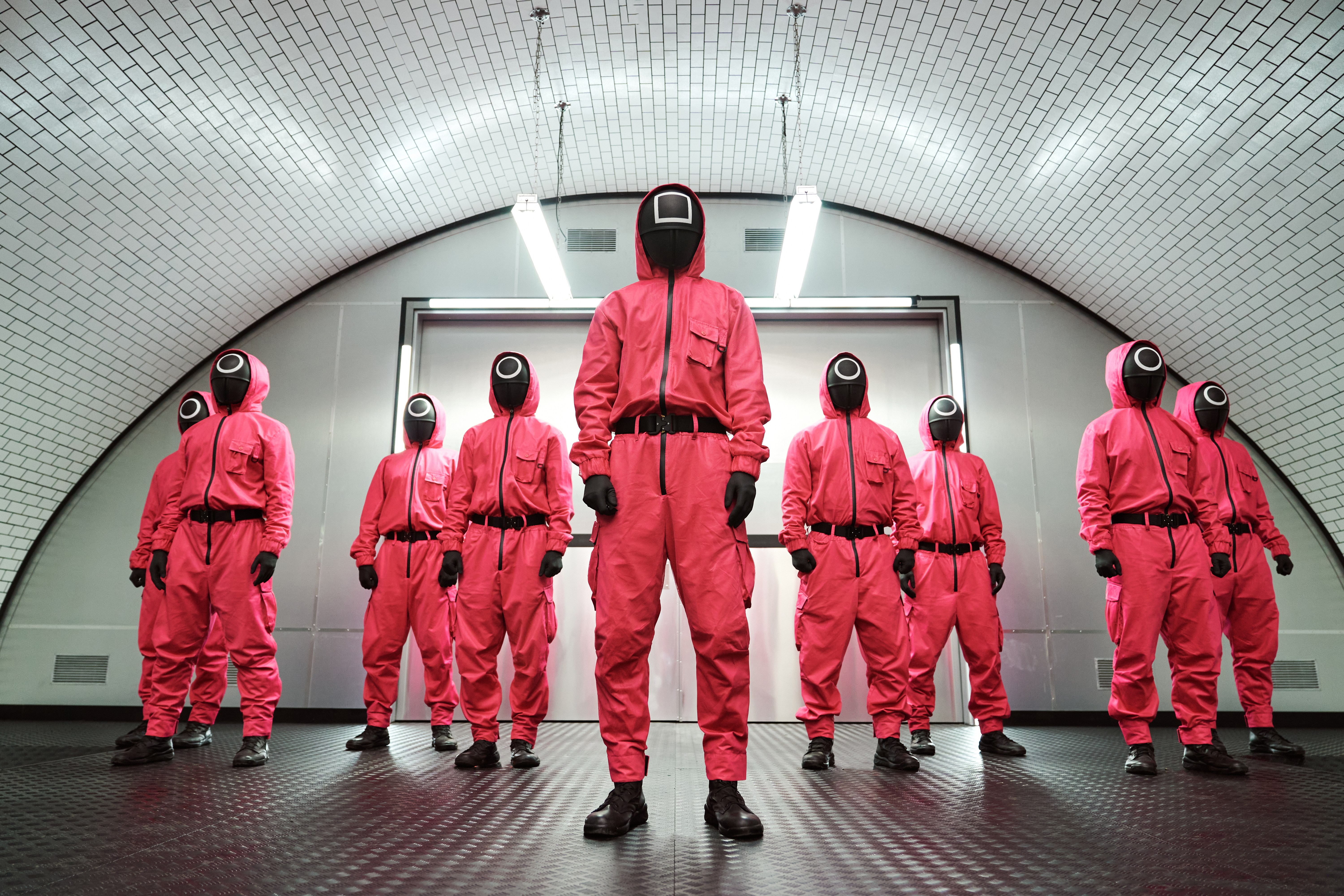 Wärter im roten Anzug der Netflix-Serie "Squid Game"