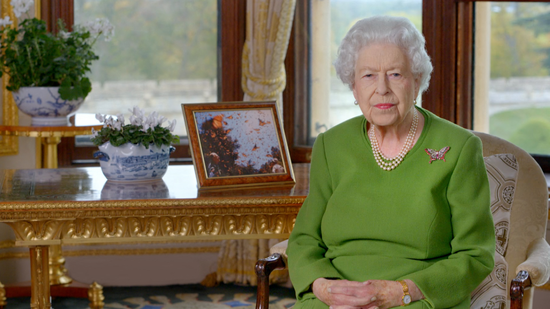 Queen Elizabeth II. in einem grünen Kleid