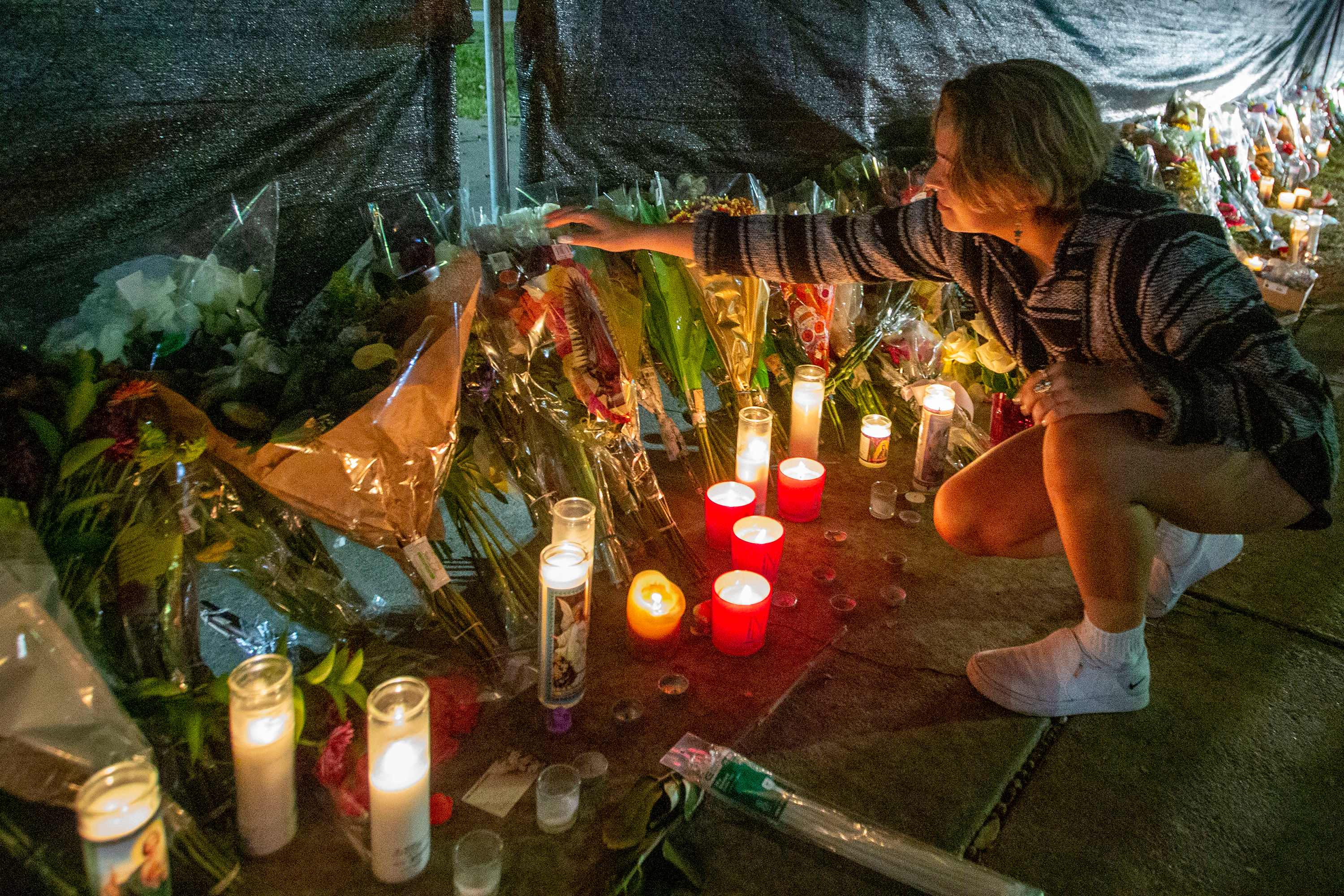 Kerzen und Blumen erinnern an die Opfer