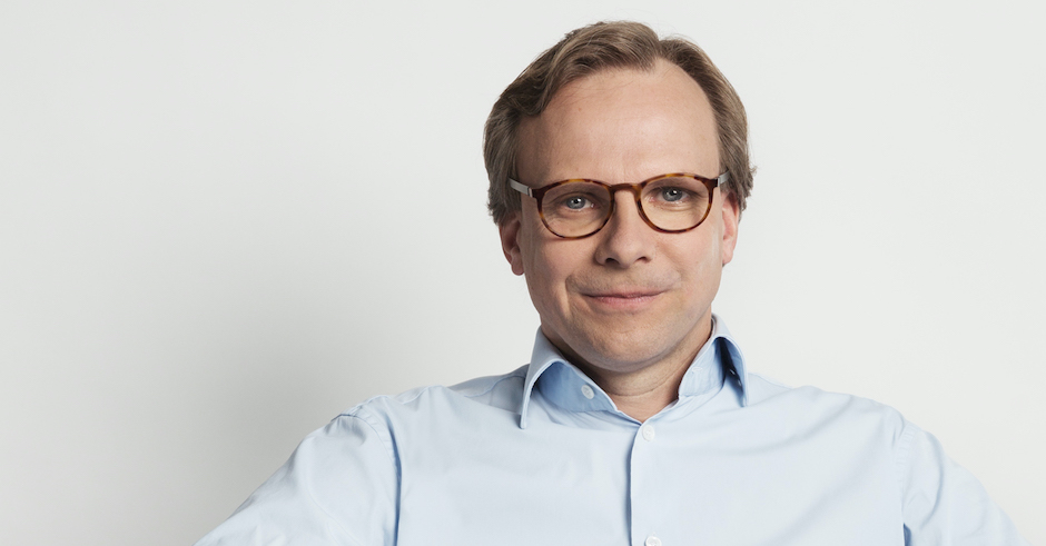 Porträt des Magenta CEO in hellblauem Hemd mit offenem Kragen