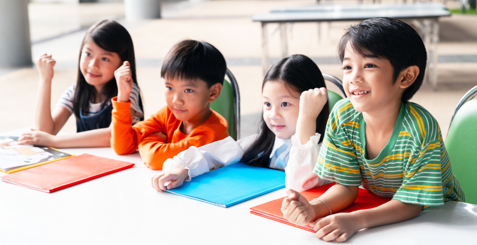 Vier chinesische Schulkinder während des Unterrichts im Klassenzimmer | Credit: iStock.com/Rat0007