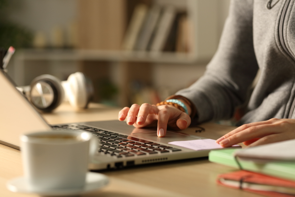 Junge Frau sitzt an ihrem Schreibtisch und arbeitet auf ihrem Notebook | Credit: iStock.com/Pheelings Media