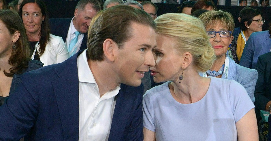 Sebastian Kurz und Lebensgefährtin Susanne Thier sitzen bei einer Veranstaltung nebeneinander. Er beugt sich zu ihr, sie flüstert ihm etwas ins Ohr.