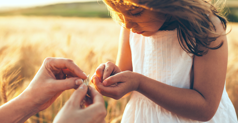 Kleines Mädchen im Weizenfeld an einem sonnigen Tag | Credit: iStock.com/Strelciuc Dumitru