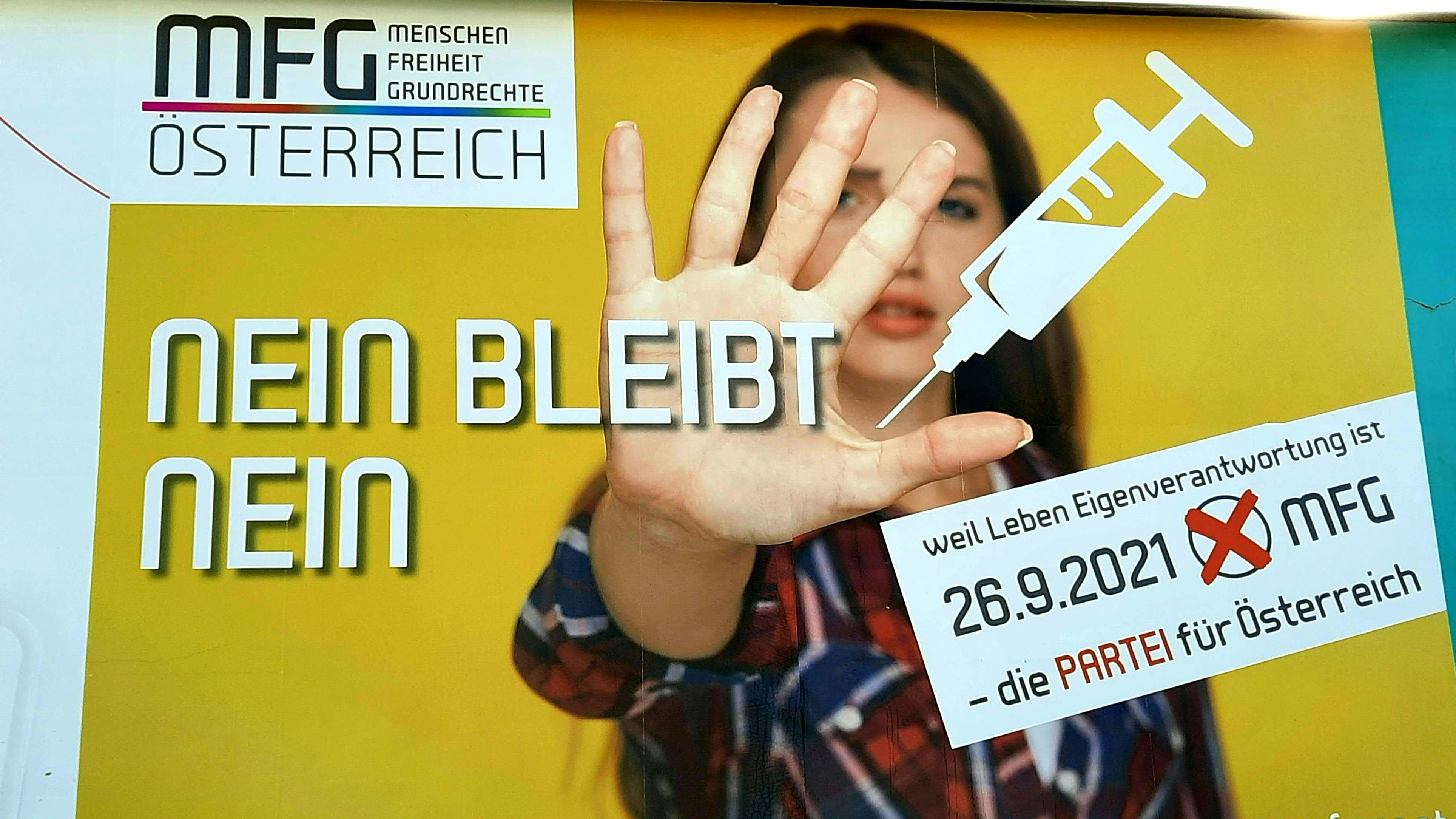 Ein Wahlplakat der MFG. Darauf zu sehen eine Frau, die eine Spritze abwehrt. Der Wahlspruch: Nein bleibt nein
