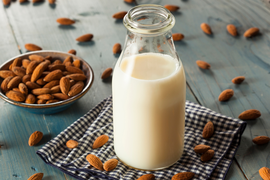 Mandelmilch | Credit: iStock.com/bhofack2