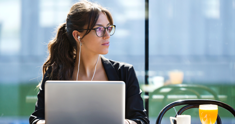 Frau zt in einem Café vor ihrem Notebook | Credit: iStock.com/nensuria