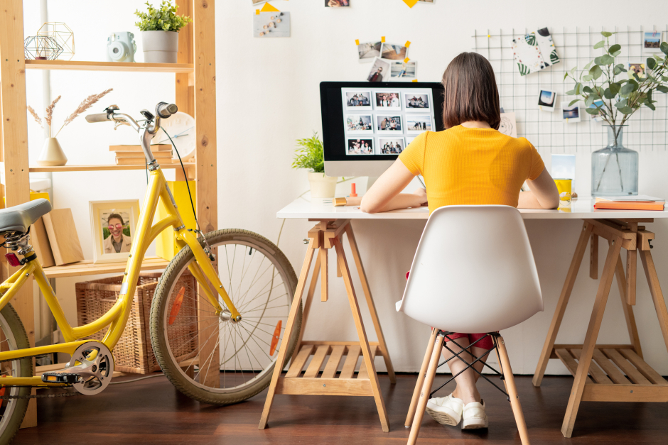 Studentin sitzt an einem geordneten Schreibtisch vor dem Computer | Credit: iStock.com/shironosov
