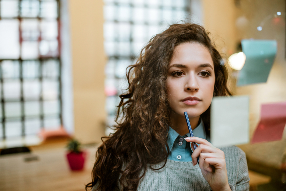 Studentin arbeitet sich anhand von To Do-Zettel Schritt für Schritt voran | Credit: iStock.com/nortonrsx