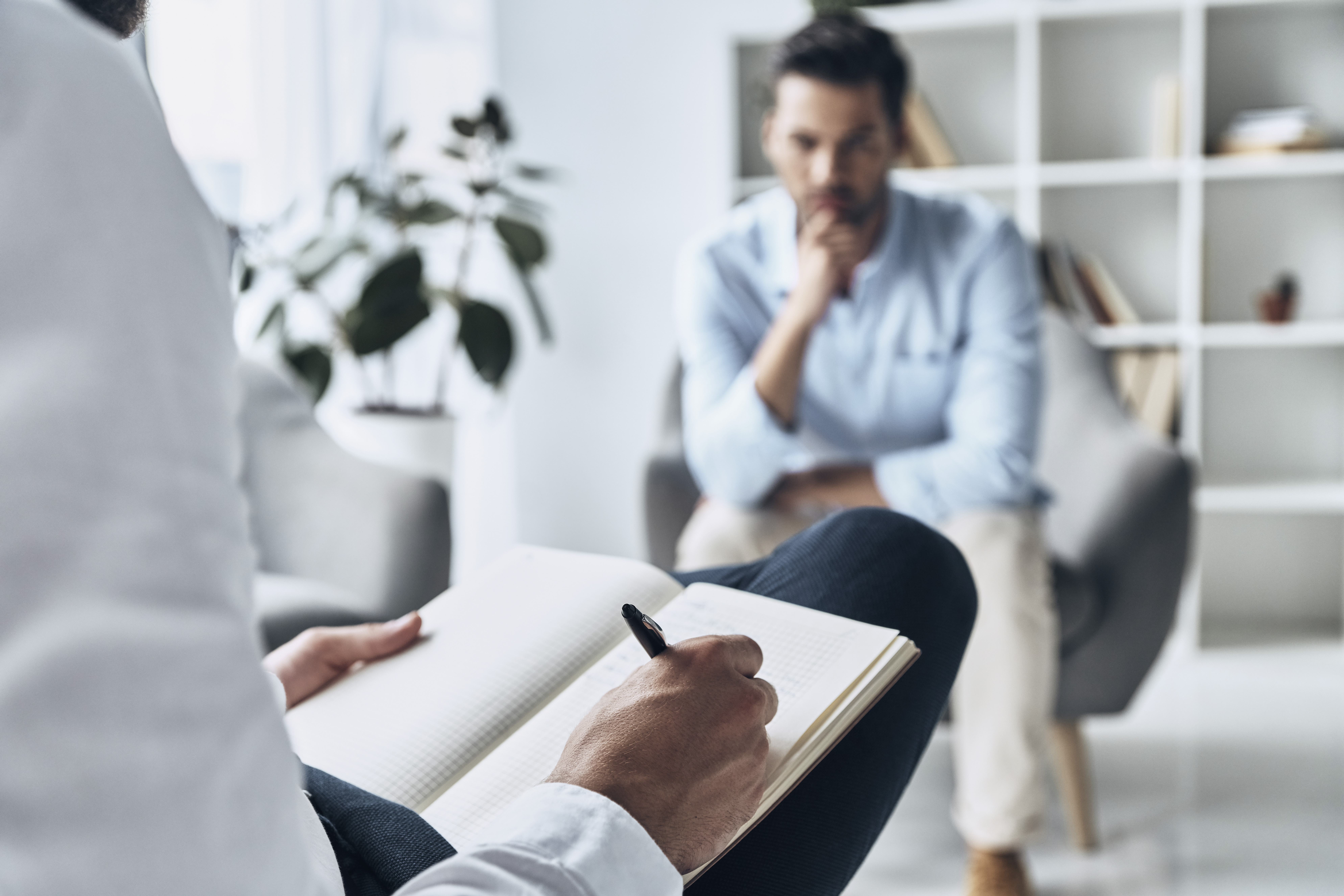 Therapeut macht Notizen| Credit: iStock.com/g-stockstudio