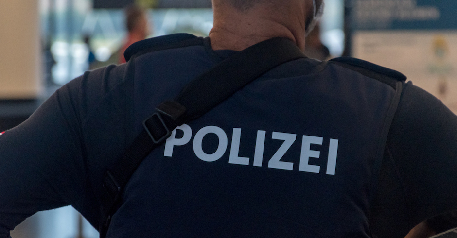 Polizist im Einsatz | Credit: iStock.com/RobsonPL