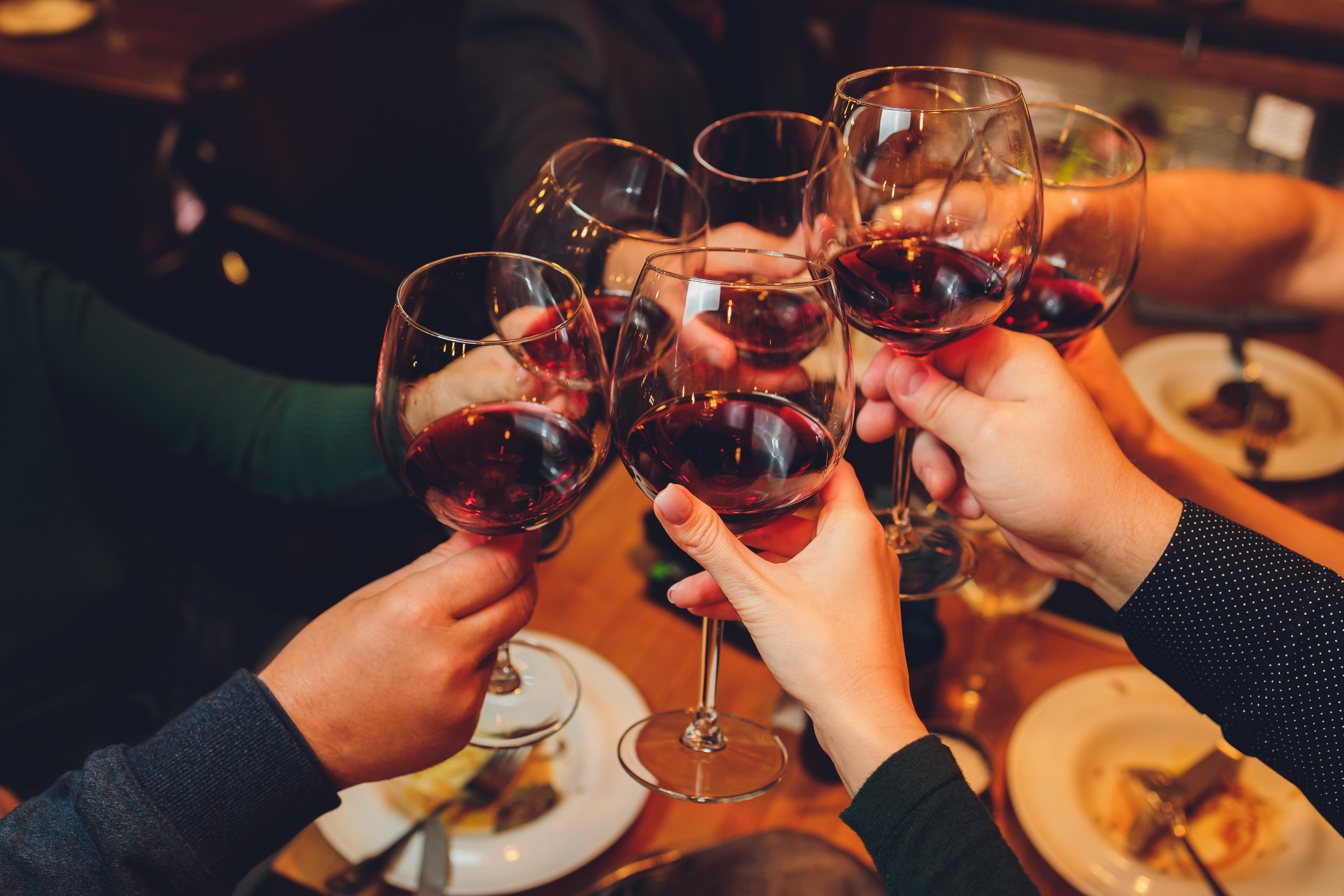 Weintrinken und Prosten| Credit: iStock.com/Vershinin