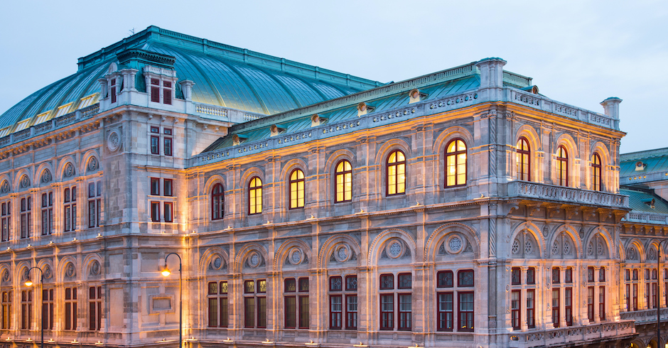 Beleuchtete Staatsoper | Credit: iStock.com/mdworschak