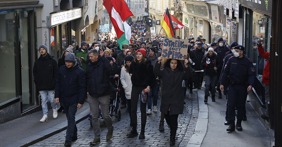 Corona-Maßnahmengegner ziehen durch Graz