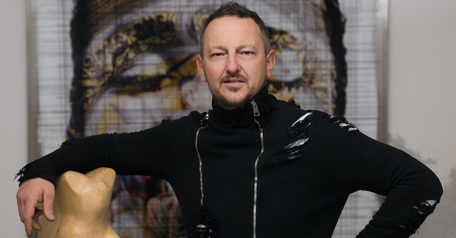 Jürgen Norbert Fux vor seinen Werken | Credit: Bergauer Joachim