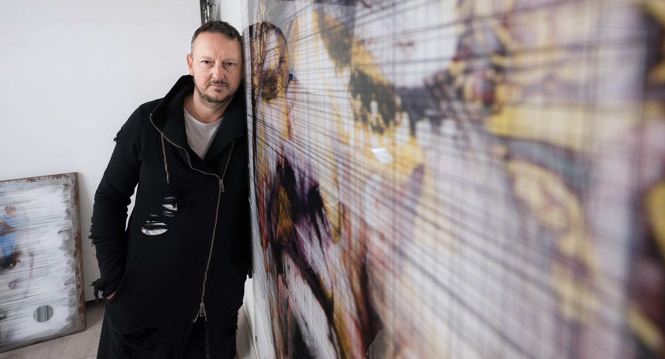 Jürgen Norbert Fux lehnt sich an sein Bild | Credit: Bergauer Joachim