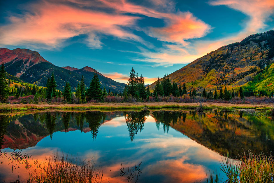Blick auf einen See und Berge bei Sonnenuntergang | Credit: iStock.com/Jeffengeloutdoors.com