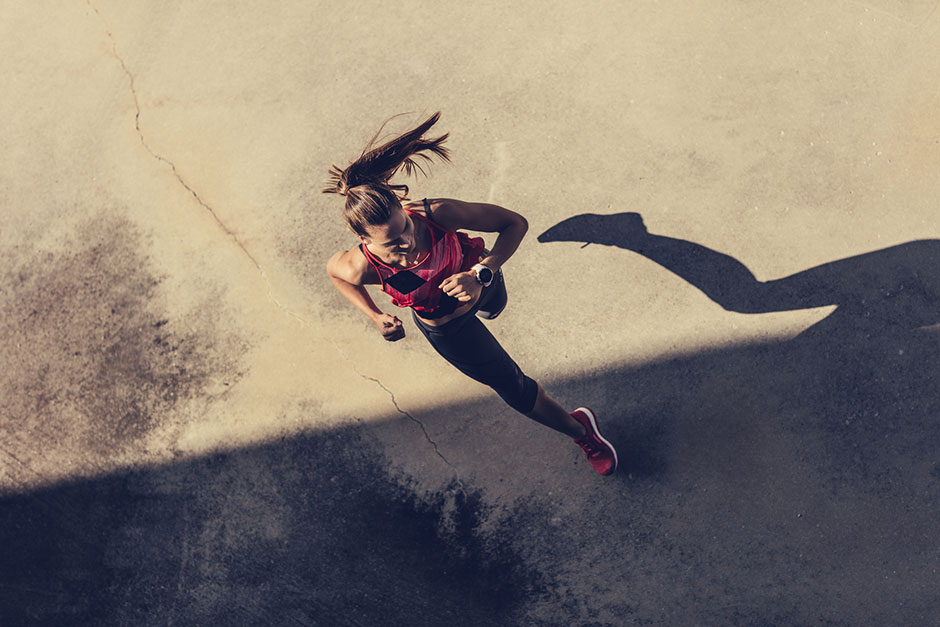 Junge Frau bei ihrem Trainingslauf | Credit: iStock.com/Primoz_Korosec