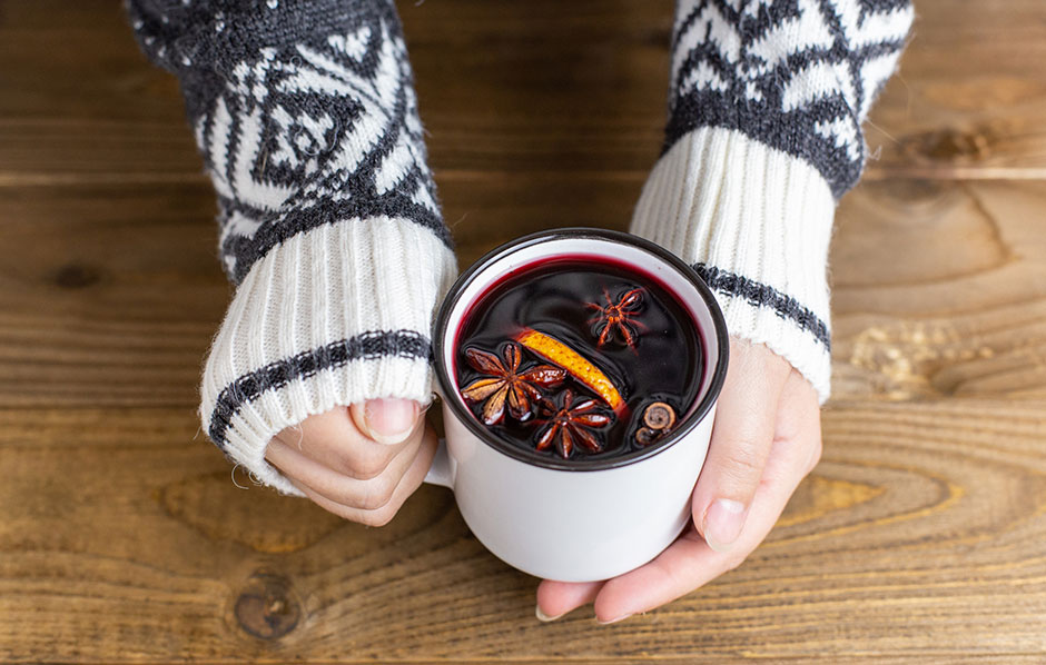 Frau mit Tasse Punsch in der Hand | Credit: iStock.com/Vitalika Popkova