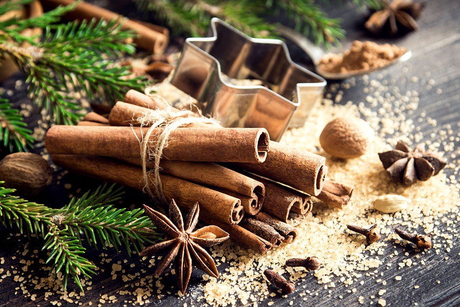 Zimtstangen und Sternanis neben Ausstechformen | Credit: iStock.com/Mizina
