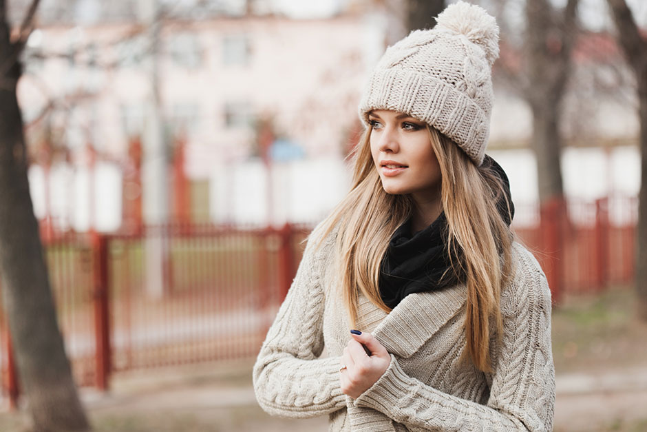 Junge Frau in Herbstkleidung mit Mütze | Credit: iStock.com/JohanJK