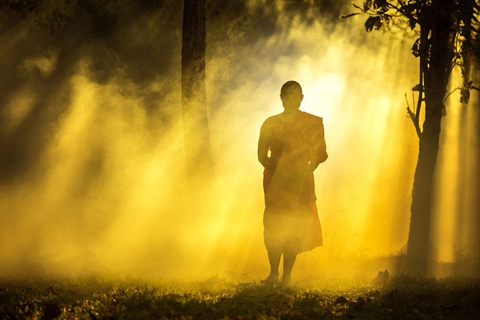 Ein thailändischer Mönch bei einem frühmorgendlichen Spaziergang | Credit: iStock.com/Pramote2015