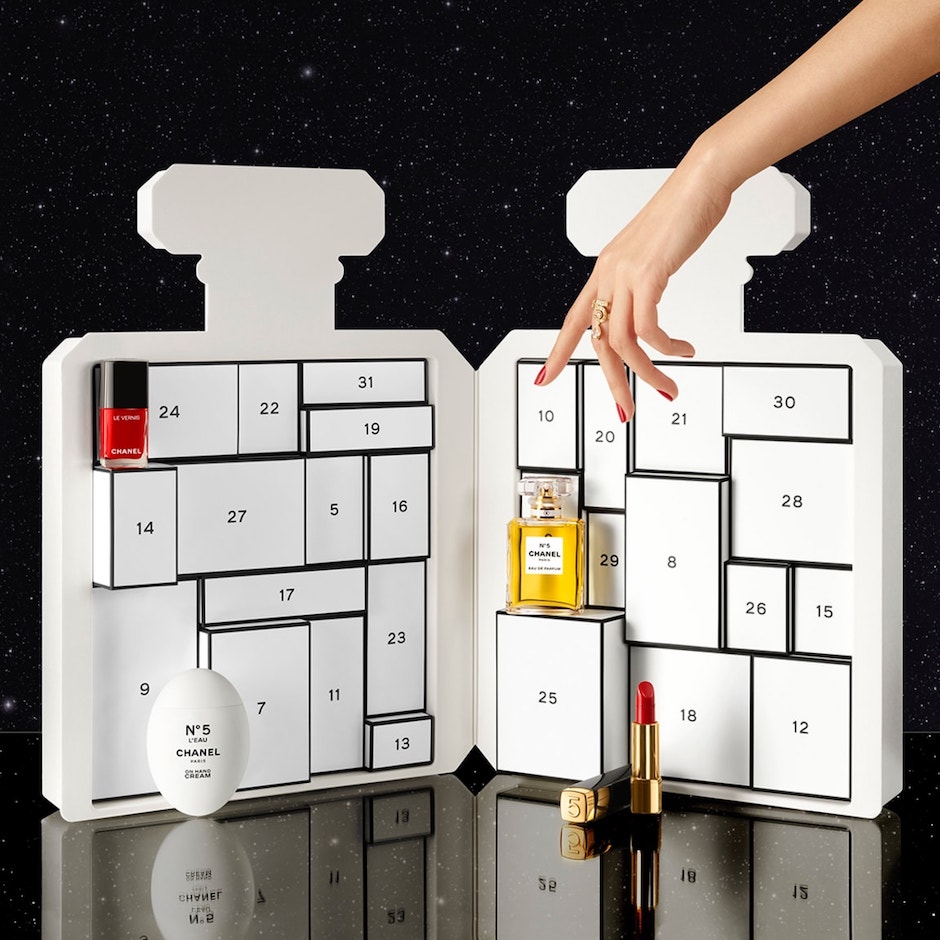 Geöffneter Adventskalender in Form einer Chanel Parfümflasche