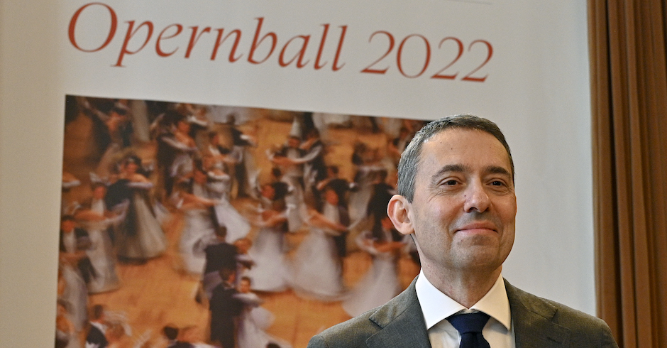 Wiener Staatsoperndirektor Bogdan Roscic vor Opernball-Plakat Credit: HANS PUNZ/APA/picturedesk.com