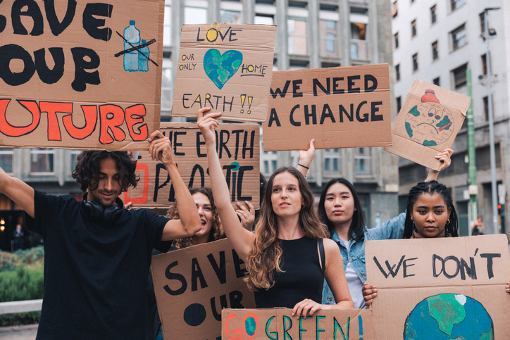 Mehrere Menschen demonstrieren für eine bessere Klimapolitik