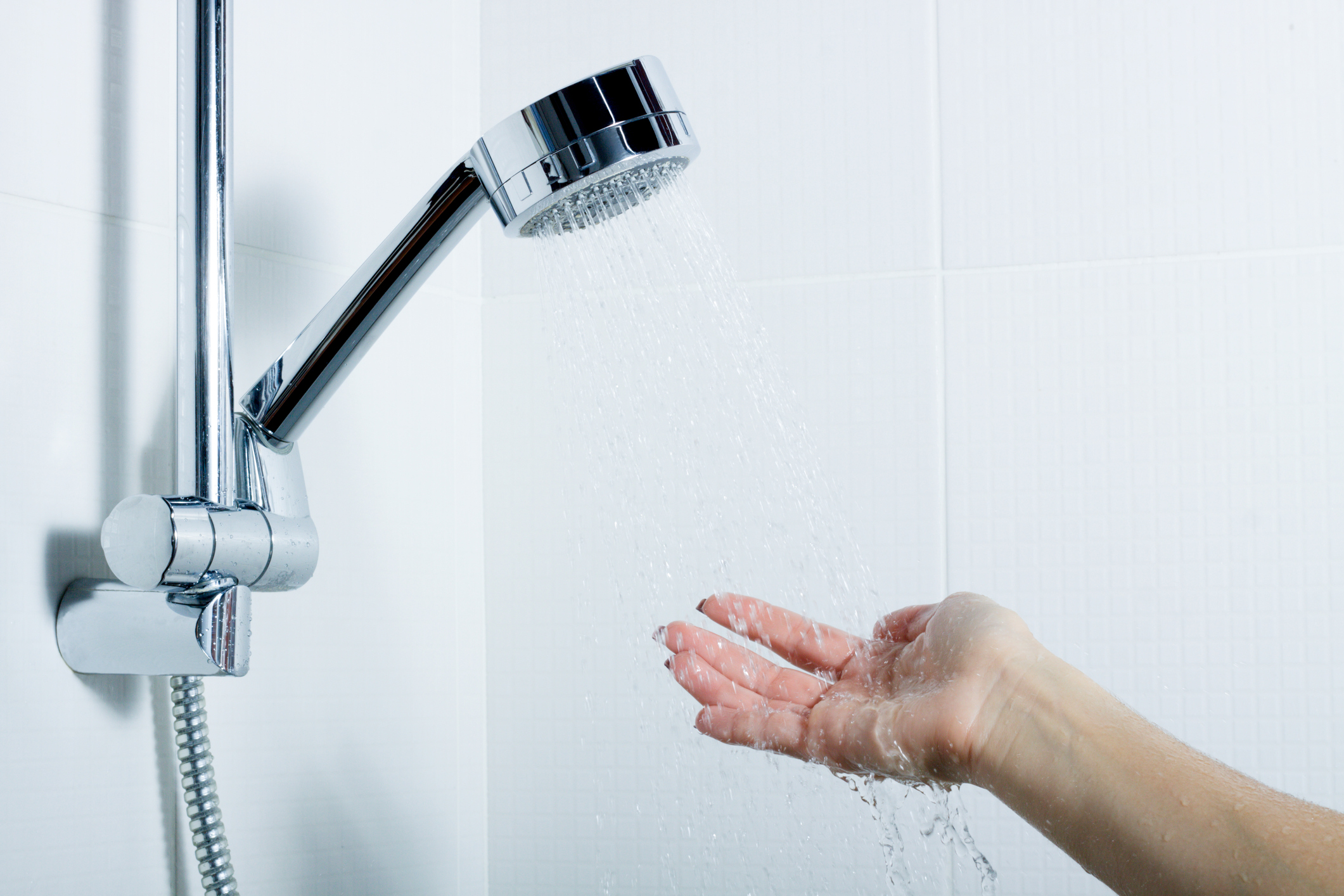 Duschkopf mit Frauenhand | Credit: istock.com/Andrii Atanov